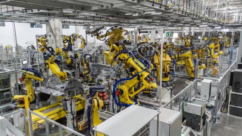 赛力斯超级工厂，数百台机械臂不停挥舞。受访者供图