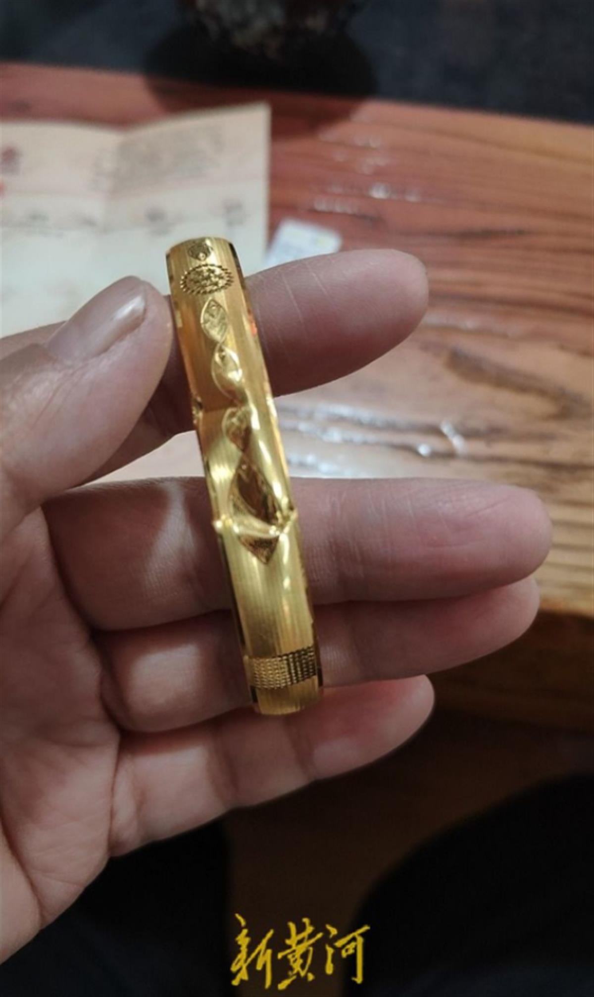 “一口价”金手镯核算价格约为金价两倍，商家要掂量“诚信是金”的分量