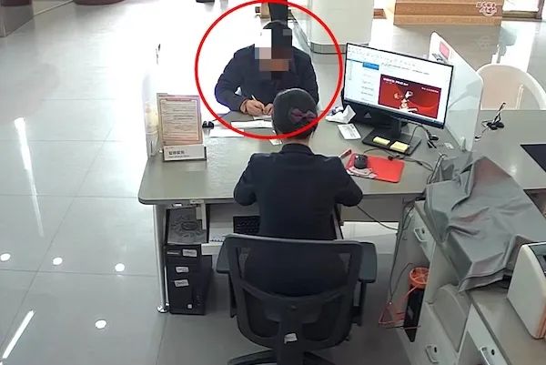 索要公司分红被拒，出纳给自己开出170万年终奖！嫌疑人被刑拘