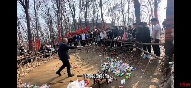 三个空瓶换一个圈！大爷在山顶摆摊套圈已20余年，网友点赞：一举多得1