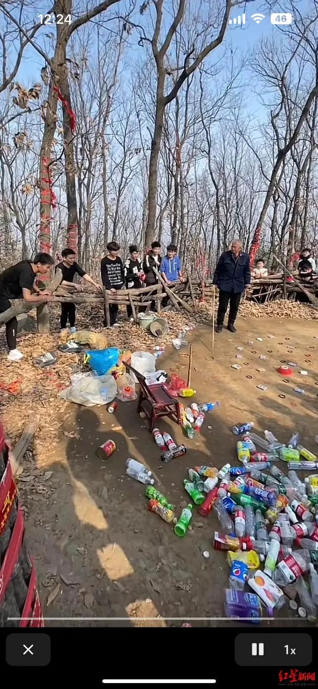 三个空瓶换一个圈！大爷在山顶摆摊套圈已20余年，网友点赞：一举多得9