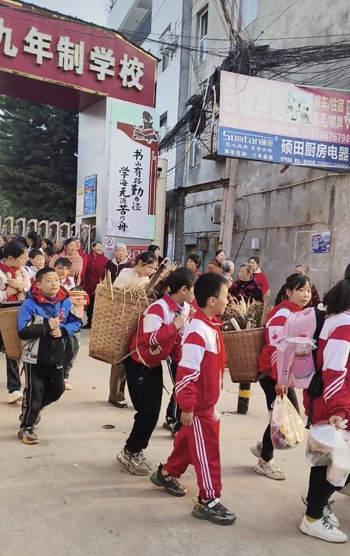 四川资阳安岳学生背“锅碗瓢盆”春游视频火出圈！网友：这是童年的美好回忆2