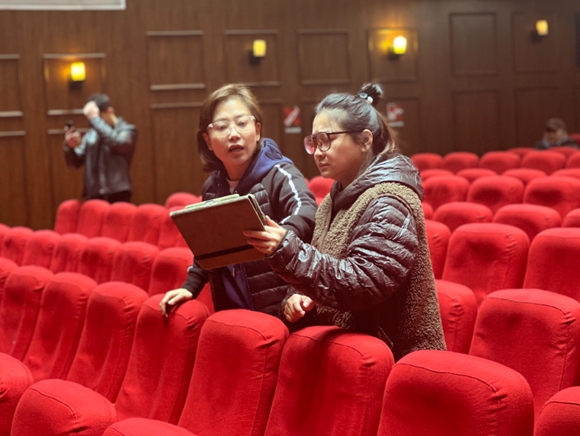 排演现场，幺姨妈扮演者王弋(左)与复排导演谢莹正在“抠细节”。见习记者 周双双 摄
