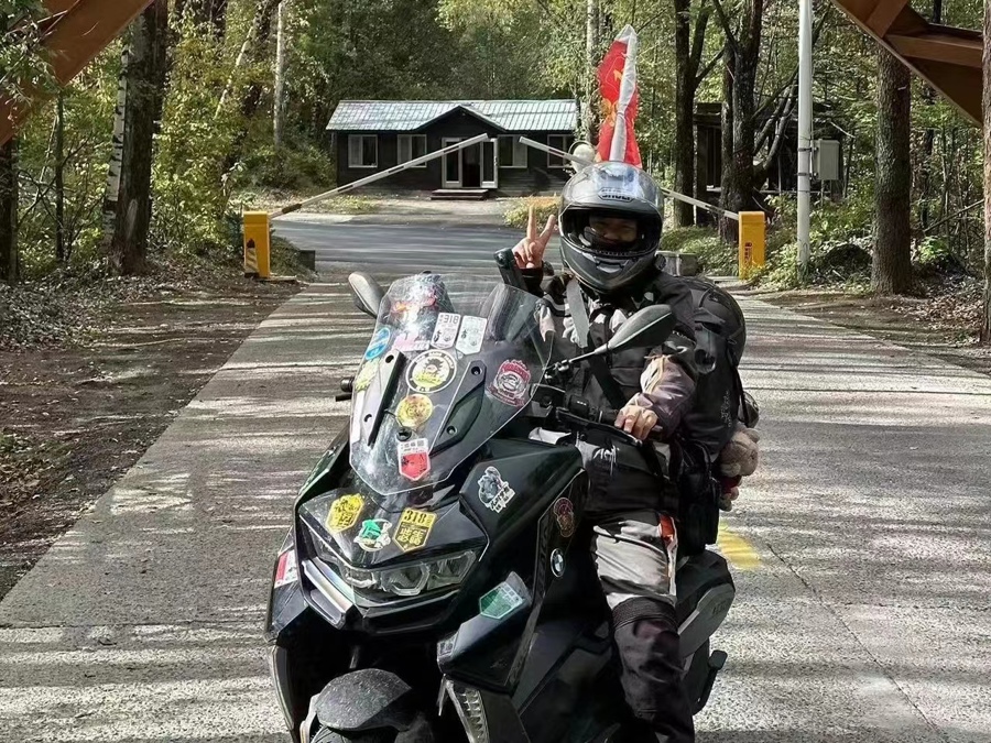 刚考出驾照就敢骑川藏线！62岁机车奶奶成“网红”：遇到“喷子”拉黑就行2
