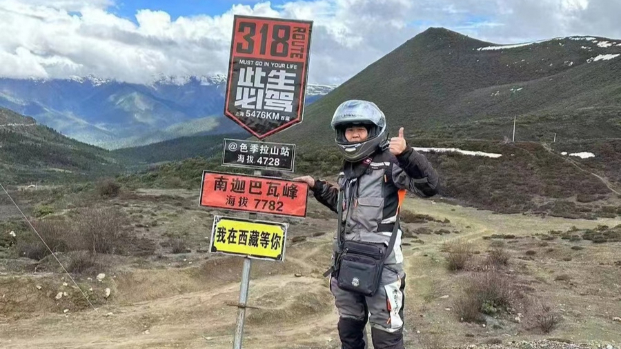 刚考出驾照就敢骑川藏线！62岁机车奶奶成“网红”：遇到“喷子”拉黑就行1