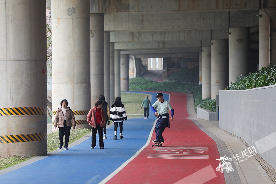 About 50 kilometers of walking and cycling trails along Binjiang Road have been built in Jiangbei District.