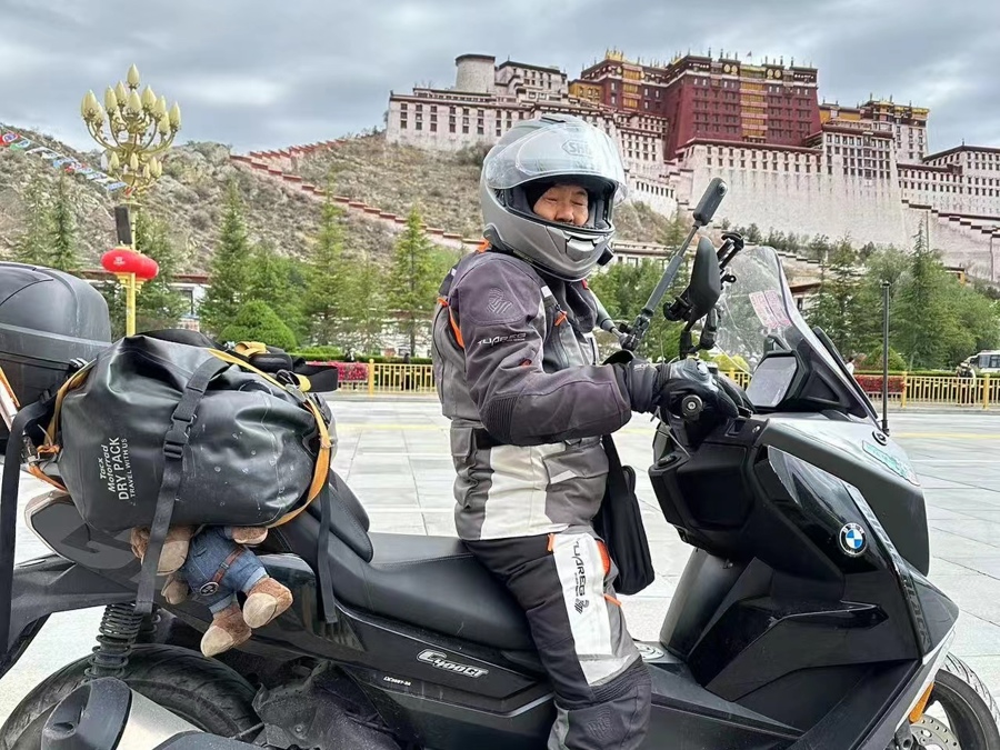 刚考出驾照就敢骑川藏线！62岁机车奶奶成“网红”：遇到“喷子”拉黑就行6