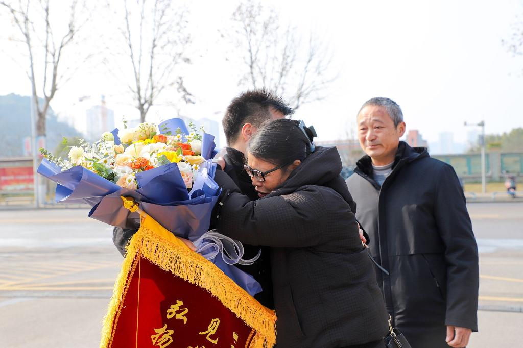 刘世成的家属与杨博龙紧紧相拥表达谢意。李沛锦 摄