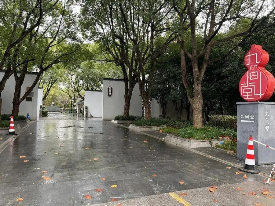 屋顶仅剩毛坯框架、门窗缺失，“断壁残垣”拍出1.44亿！曾是昔日“上海滩大佬”的豪宅，修复费用还需买家自己掏6