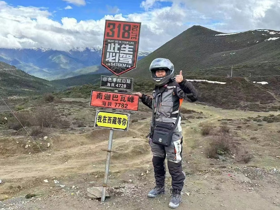 刚考出驾照就敢骑川藏线！62岁机车奶奶成“网红”：遇到“喷子”拉黑就行8