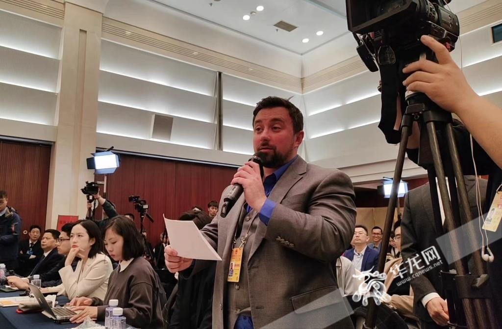 A China Daily reporter was asking questions in the meeting.