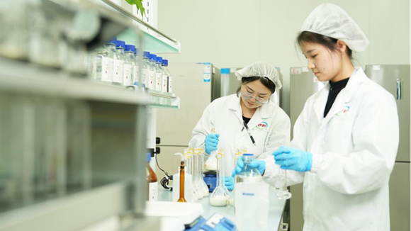伊利女性“质量人”在实验室检测产品。伊利集团供图 华龙网发