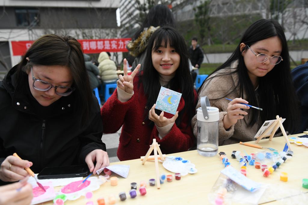 重庆城市科技学院“三月芳菲美人盛典”手工DIY创意小集市现场。受访单位供图