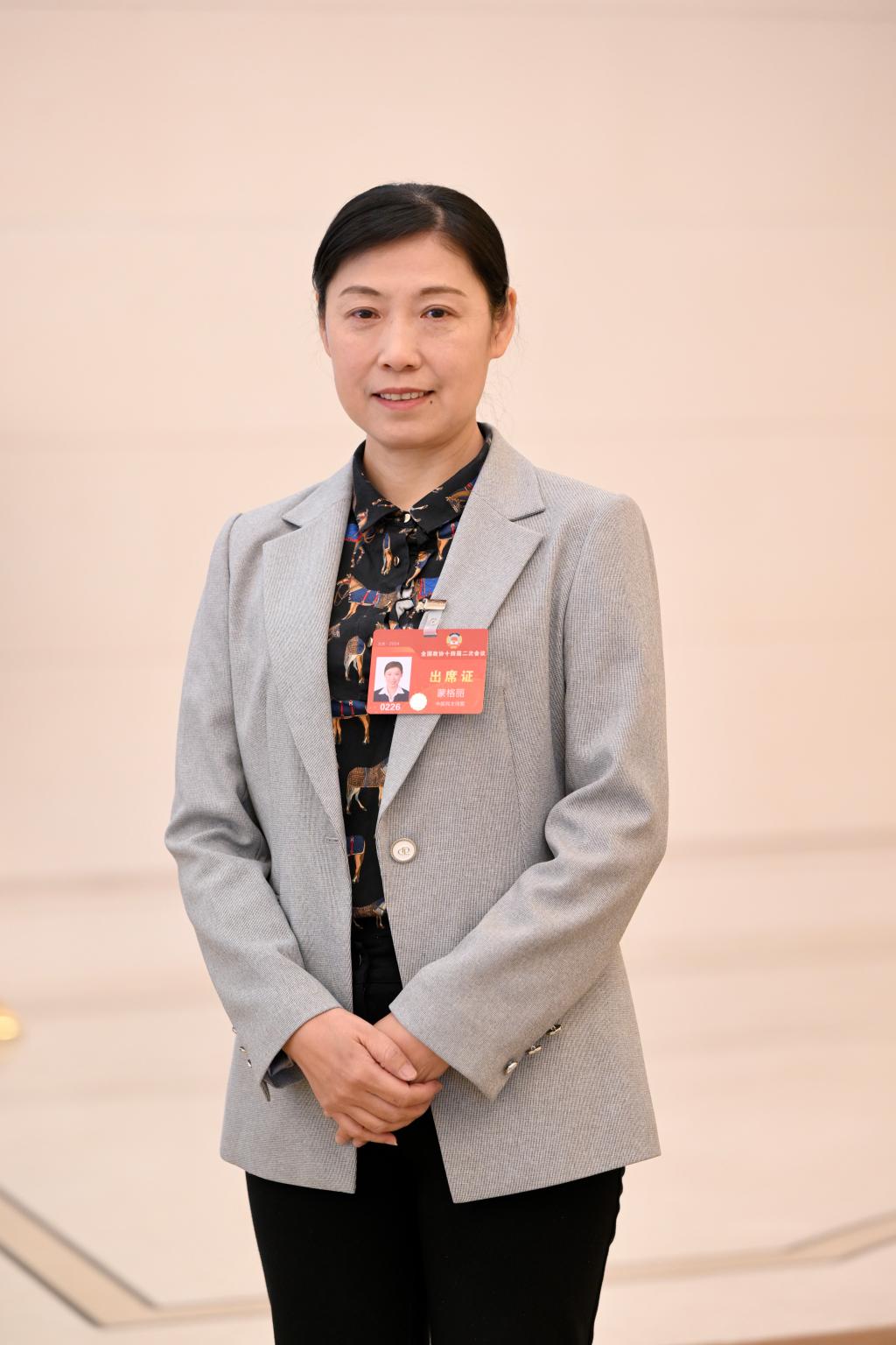 全国政协委员、民盟中央常委、重庆市委会专职副主委蒙格丽。
