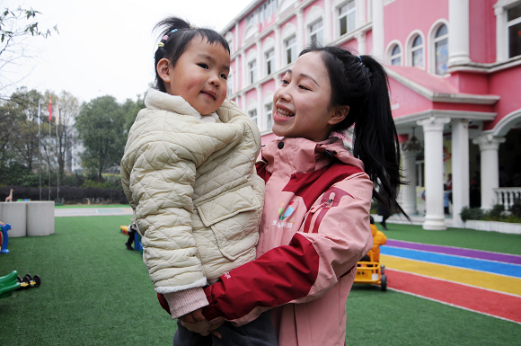 秀山县实验婴幼园教师杨小倩正与在校孩子互动。通讯员 杨帆摄