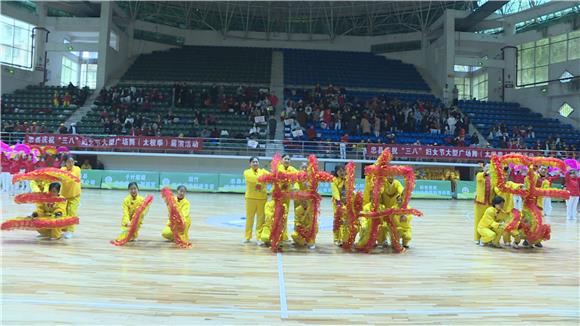 忠县举行庆祝“三八”妇女节大型广场舞展演活动1