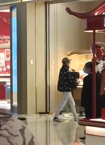 男子在杭州抢劫一珠宝店 被捕时称有外交豁免权