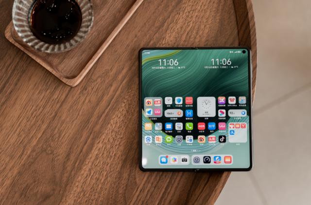 比竞品更轻更薄？首款折叠屏iPhone或2026年发布，折叠屏手机又流行回来了？4