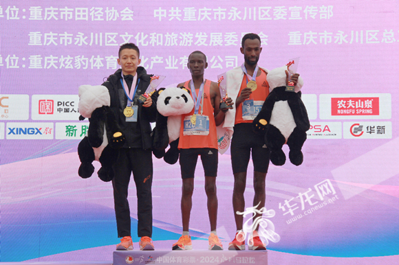 本次比赛奖牌首次加入“永川龙”设计元素，乐和乐都动物主题乐园的熊猫公仔被赠予获奖选手。华龙网 张颖绿荞 摄