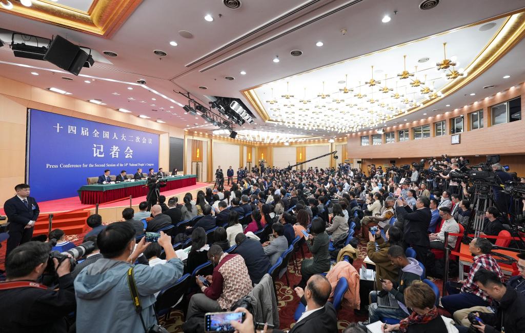 2、3月9日，十四届全国人大二次会议在北京梅地亚中心新闻发布厅举行民生主题记者会。新华社记者 费茂华 摄