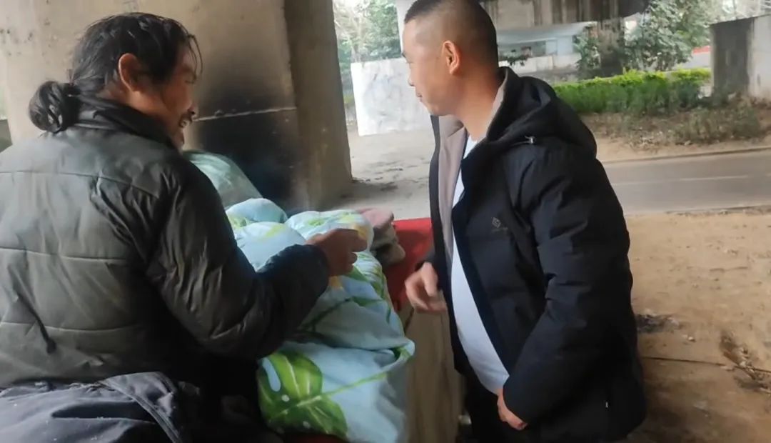 湖南小伙找到流浪25年叔叔，半天将其爆改成“霸道总裁”：体面回家见老母亲1