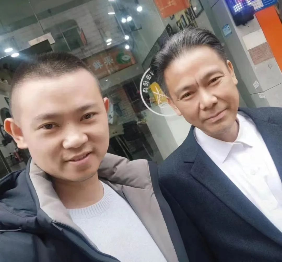 湖南小伙找到流浪25年叔叔，半天将其爆改成“霸道总裁”：体面回家见老母亲3