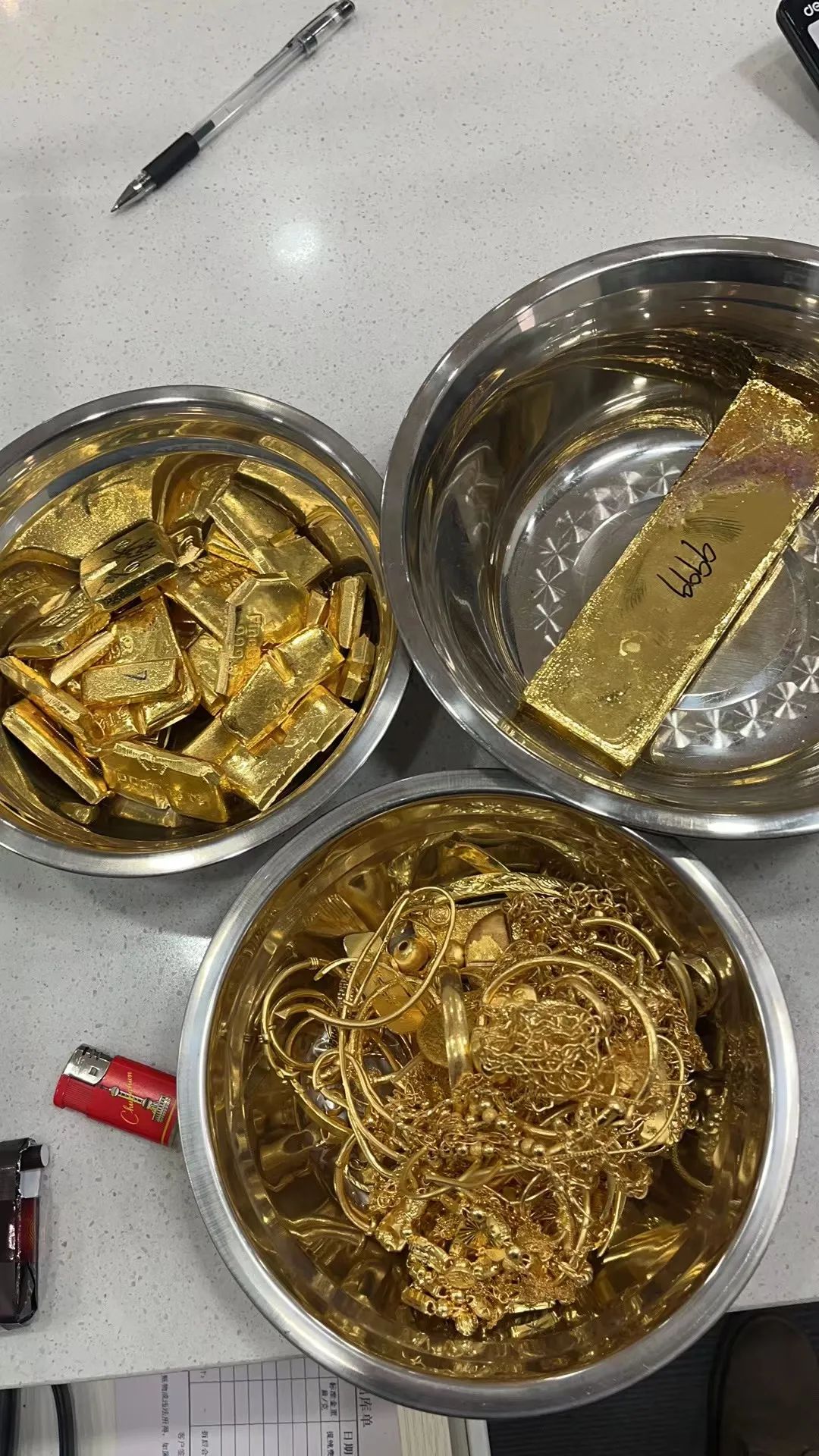金价飙涨，有人连夜变现289万元！网友懵了：该买还是卖？2