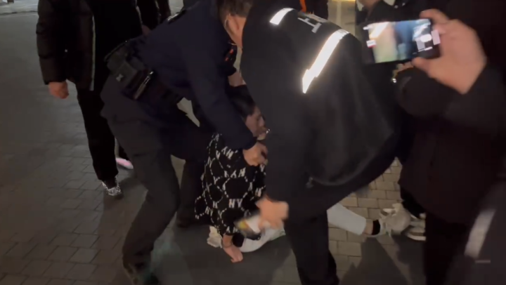 男子在杭州抢劫一珠宝店 被捕时称有外交豁免权