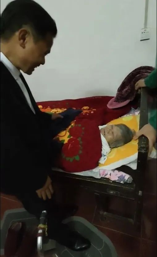 湖南小伙找到流浪25年叔叔，半天将其爆改成“霸道总裁”：体面回家见老母亲4