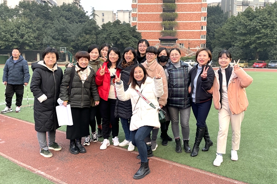 老师们开心合影 重庆求精中学供图 华龙网发