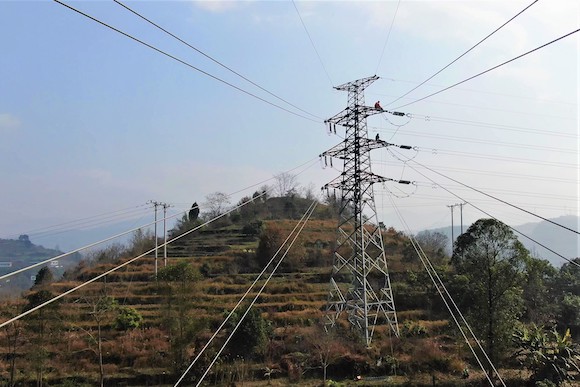 视频| 重庆电网"蜘蛛人"高空走线消除安全隐患