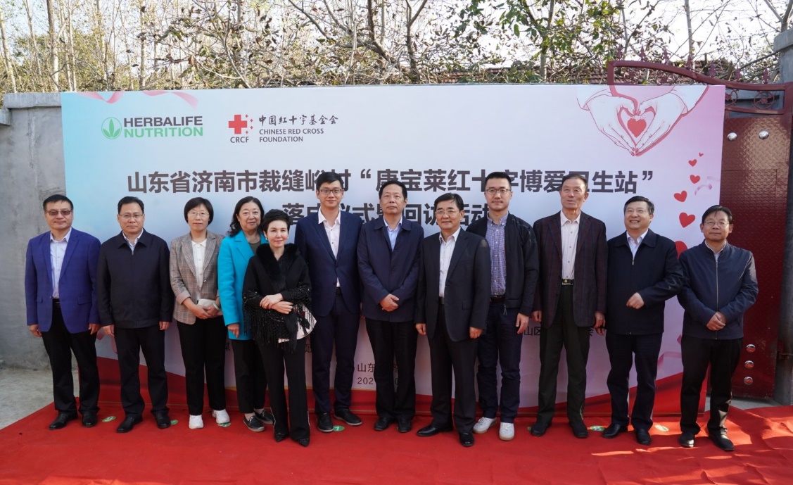 几个人在合影中度可信度描述已自动生成