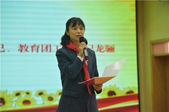 两江新区团工委副书记、教导团工委书记龙骊对少先队员寄予了深切盼望 黉舍供图 华龙网