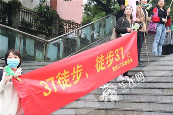 图片包含 户外, 建筑, 人, 女人描述已自动生成