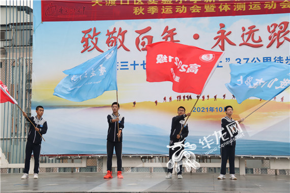 一群人站在沙滩上中度可信度描述已自动生成