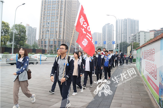 一群人在街道上行走描述已自动生成