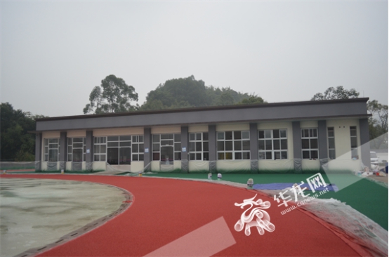 新操场新气象巴南区教委助力巴南区一品小学新操场建成