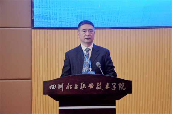 学校校长李慧民作报告