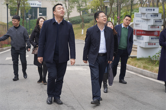 2仪式前参观校园 学校供图 华龙网发