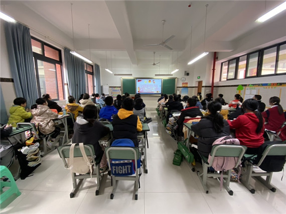 3学生在教室学习宪法 学校供图 华龙网发