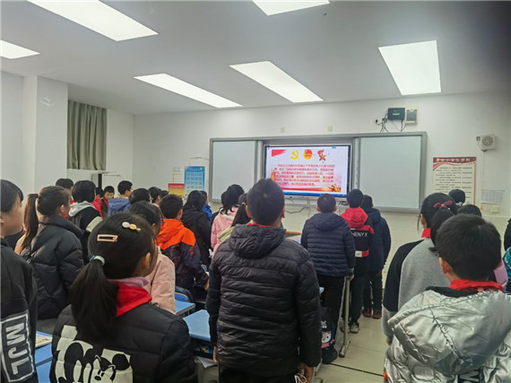 4学生跟读宪法知识 学校供图 华龙网发