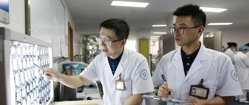 重庆好医生肖飞潜心科研的攻坚者