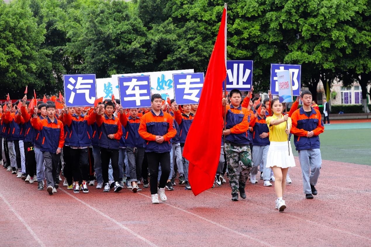 直擊現場渝北職教中心舉行第25屆田徑運動會展少年蓬勃朝氣