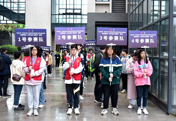 志愿者引导选手入场 重庆工程职业技术学院供图 华龙网发