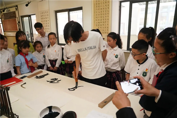 6李中华老师教授书法课 学校供图 华龙网发