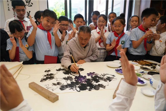 5方凤富教授指导国画课 学校供图 华龙网发
