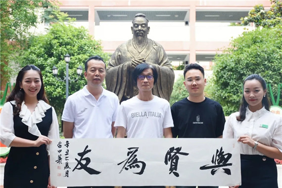 7合影 学校供图 华龙网发