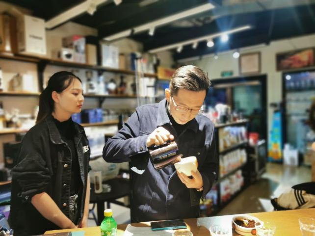 学生跟着老师学习咖啡制作