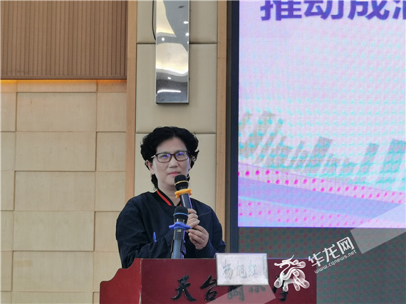 南岸区教委副主任朱静萍在活动中发言 张艺莎 摄