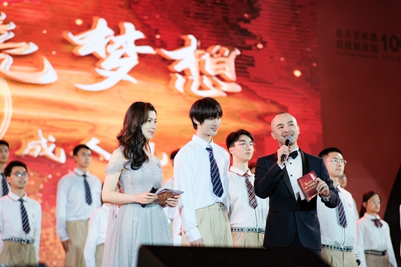 高三陶子丁程鑫正在舞台上接受主持人关于“十八岁成人礼”的“采访” 育才中学供图 华龙网发
